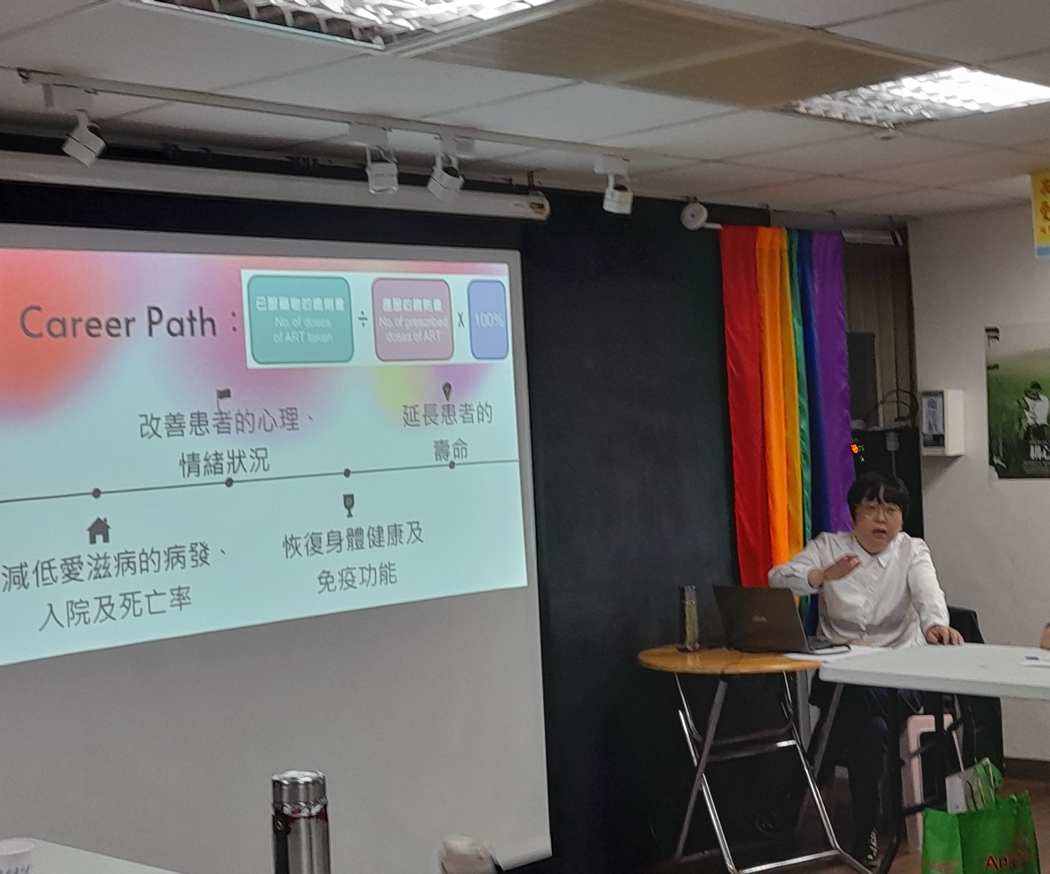 講師用淺顯易懂的方式拆解「病毒家族」