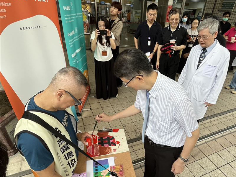 倡愛滋友善！民團推「U Café」串連全台院所　與醫護「愛的打勾勾」 | 三立新聞網(標題圖檔)